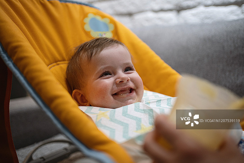 可爱的女宝宝正在吃胡萝卜泥图片素材
