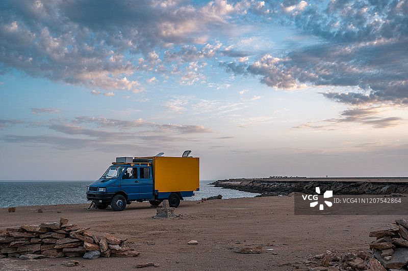 停靠在海岸边的四驱房车图片素材