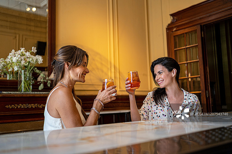 在酒吧开怀畅饮的女士们图片素材