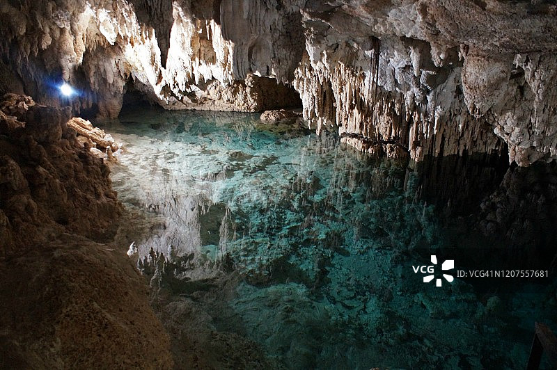 墨西哥莫雷洛斯港的天然井图片素材