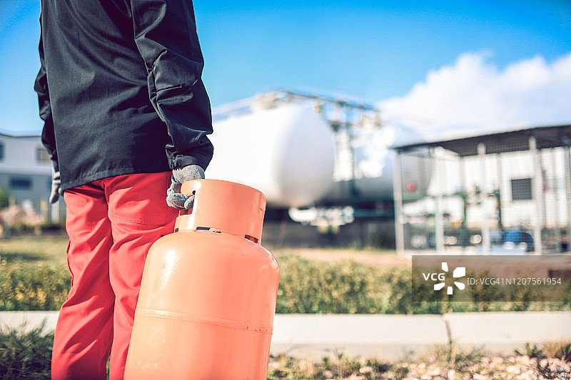 携带气瓶的液化气商店男工人图片素材