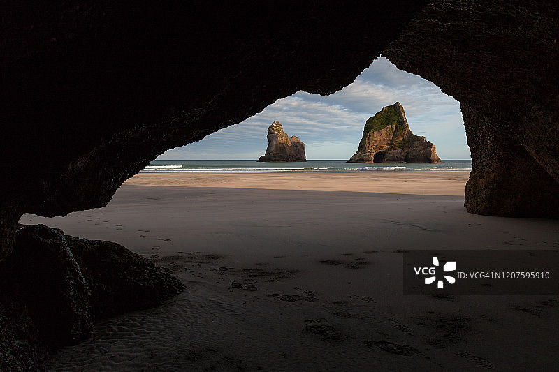瓦拉里基海滩洞穴图片素材
