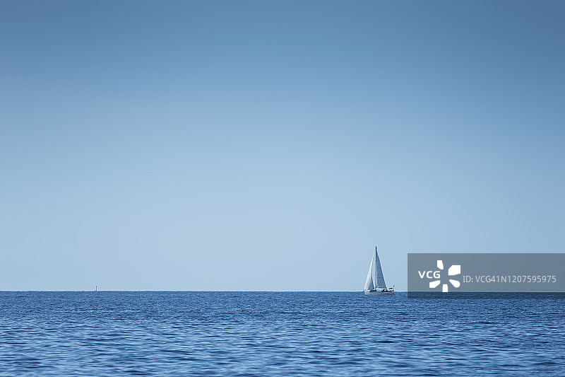 地平线上的单艘游艇图片素材