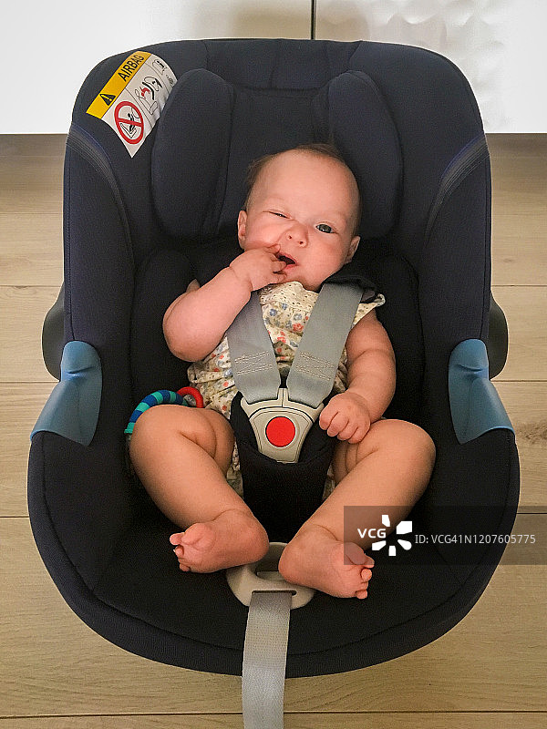 女婴喜欢她的便携式婴儿座椅图片素材