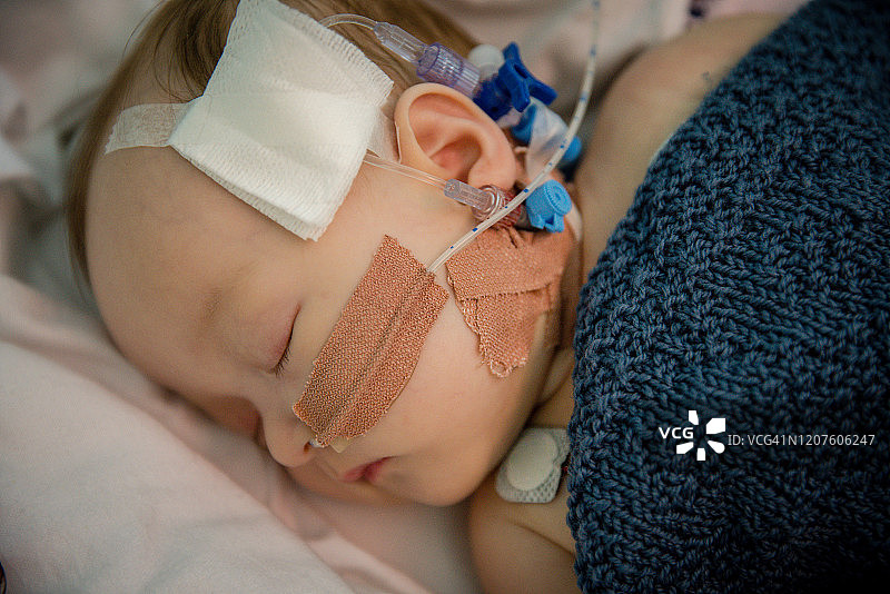 睡在医院病床上的婴儿图片素材