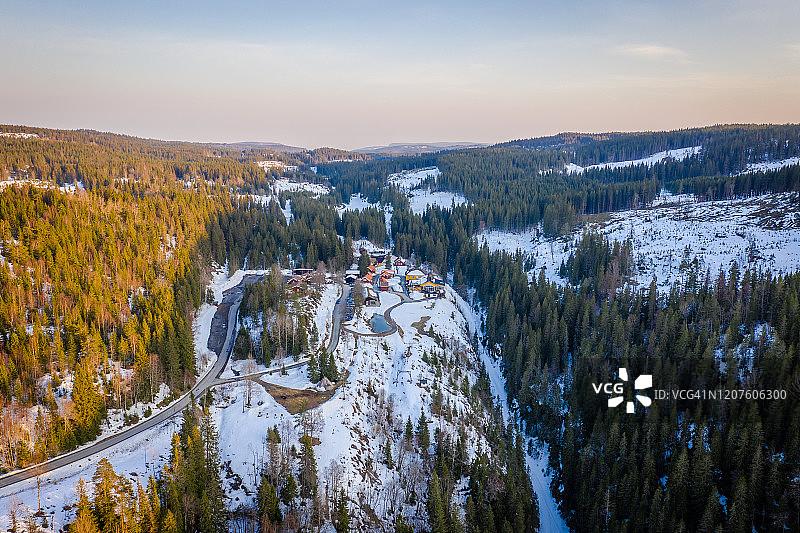 白雪覆盖的山顶房屋航拍图片素材