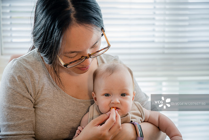 在挪威奥斯陆，妈妈给宝宝喂食图片素材