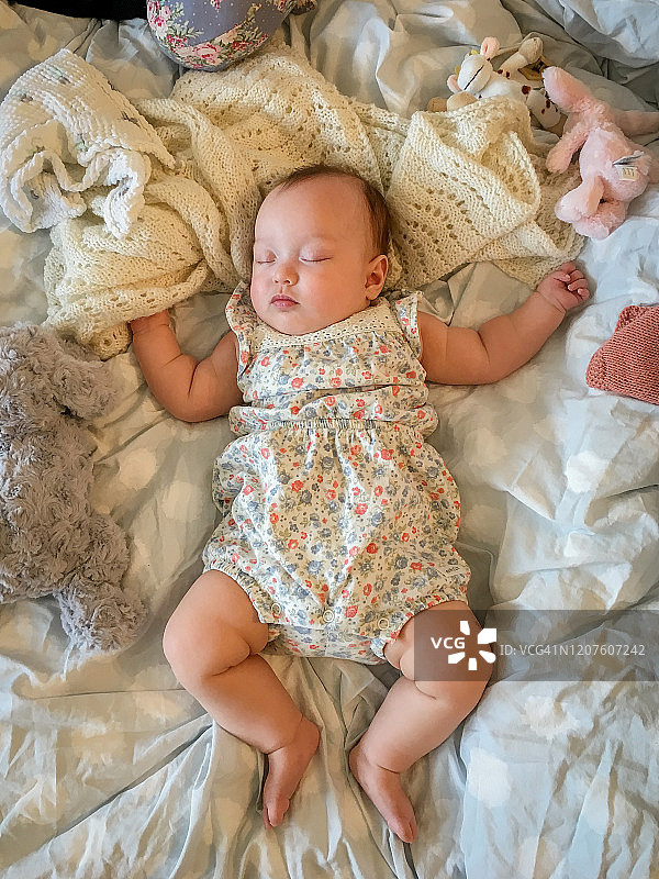 在床上熟睡的女婴图片素材