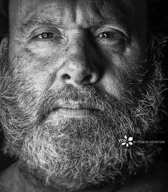 精神健康面容：代表一名患有严重创伤后应激障碍、偏执型精神分裂症、强迫症、焦虑/恐慌和抑郁症的男人快速变化的人格图片素材