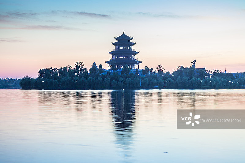 梦湖日落后的灯光图片素材