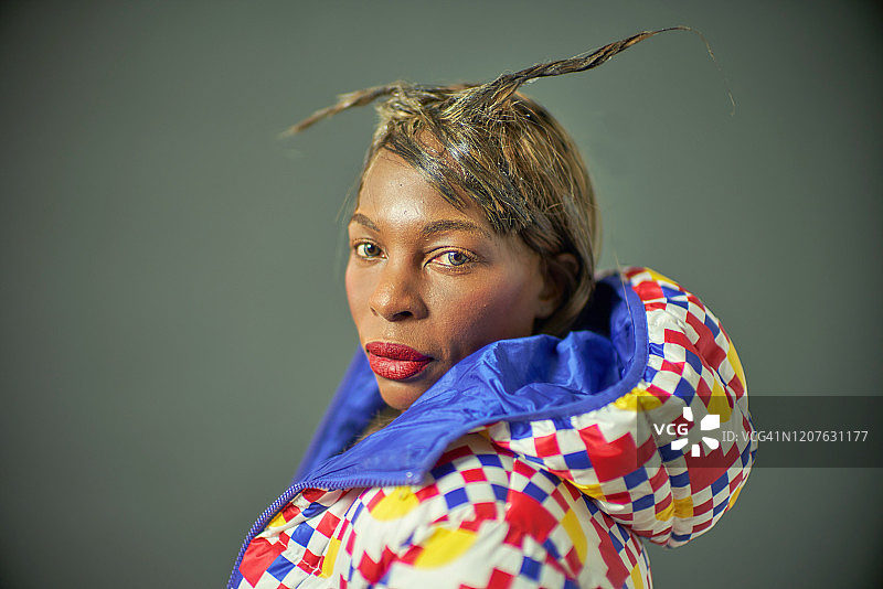 女人影棚内穿亮色外套图片素材