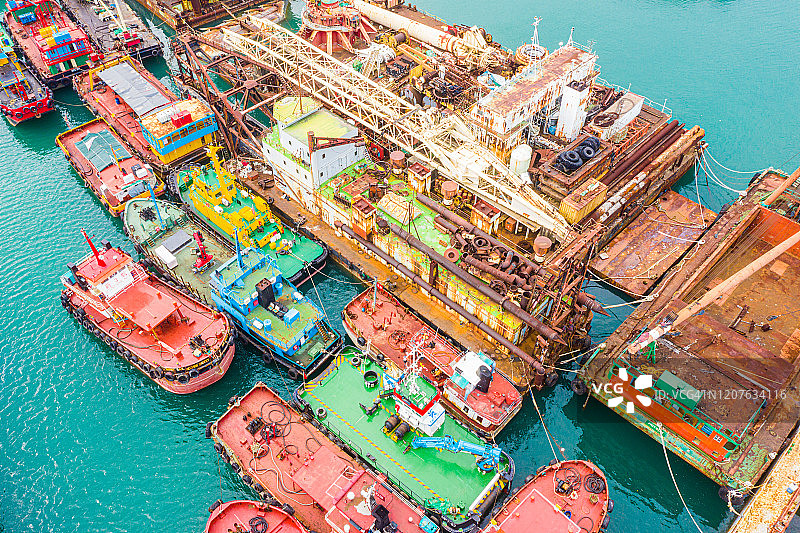 香港青衣浮动船坞中的船舶维护图片素材
