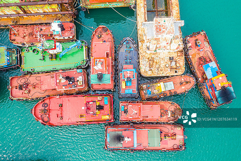 香港青衣浮动船坞中的船舶维护图片素材