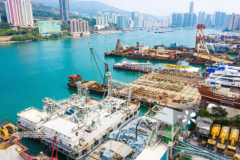 香港青衣浮动船坞中的船舶维护图片素材