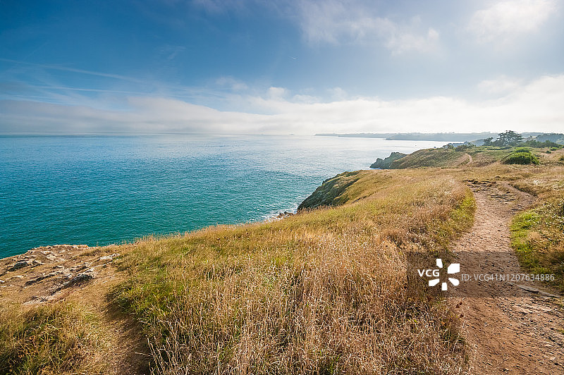 圣库隆晴天岩石山丘与海景图片素材