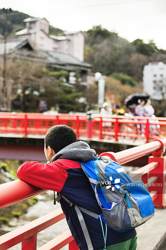 千禧一代和孩子在修善寺温泉旅行图片素材