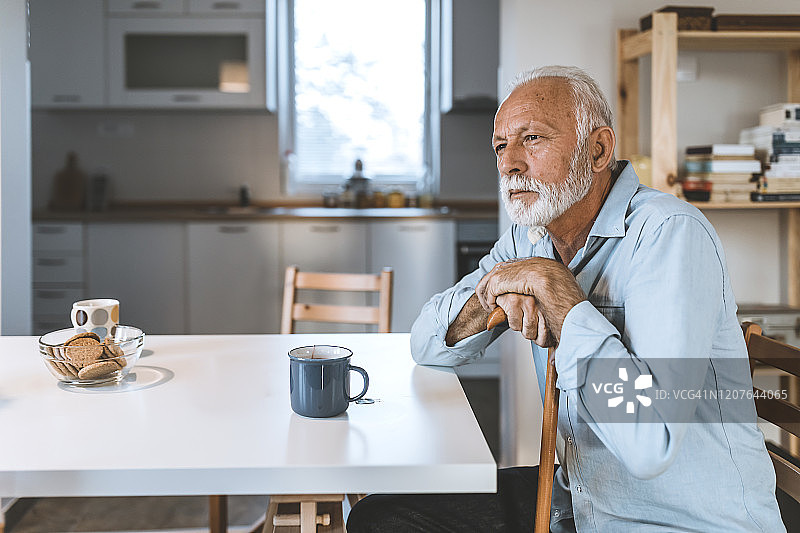 年长的男人独自坐在家里图片素材
