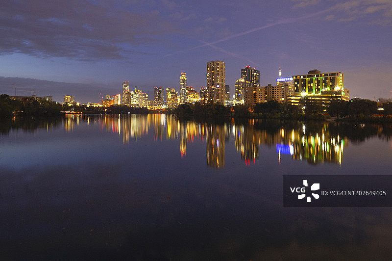 德克萨斯州奥斯汀市中心天际线倒影图片素材