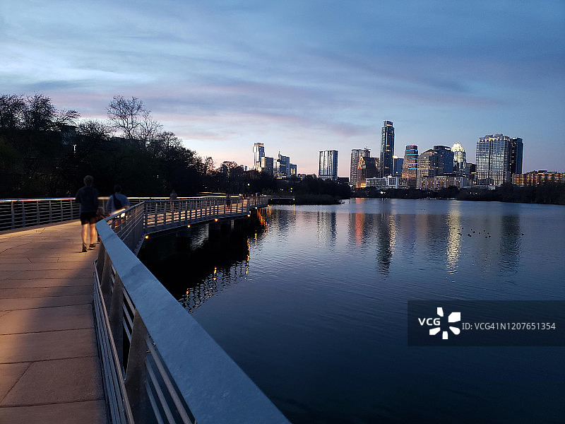 德克萨斯州奥斯汀市中心天际线倒影图片素材