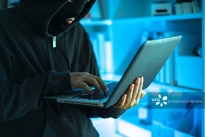 使用笔记本电脑的黑客概念图片素材