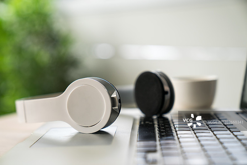 白色耳机和笔记本电脑图片素材