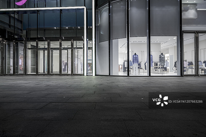 现代建筑窗户旁的空旷道路图片素材