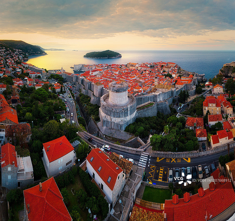 克罗地亚杜布罗夫尼克老城：无人机航拍欧洲著名旅游目的地图片素材