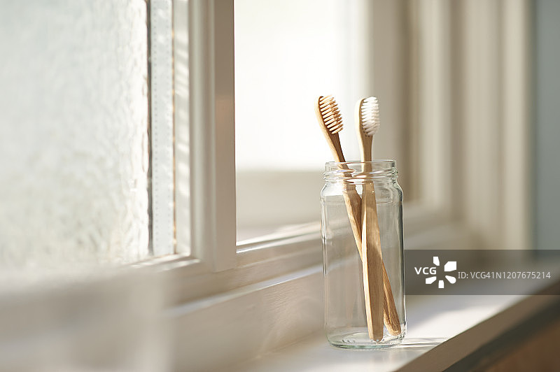 浴室中的无塑料木制牙刷图片素材
