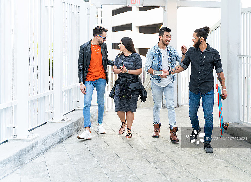 和朋友们讲笑话，开心玩耍图片素材