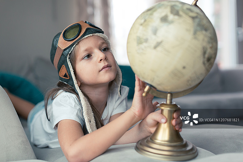 查看地图的小女孩图片素材