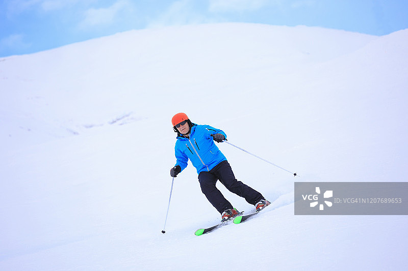 业余冬季运动：阿尔卑斯山滑雪，年长男子在滑雪胜地滑雪，高山雪景，欧洲阿尔卑斯山，意大利图片素材