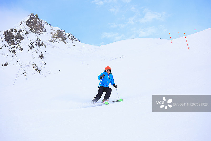 业余冬季运动：阿尔卑斯山滑雪，年长男子在滑雪胜地滑雪，高山雪景，欧洲阿尔卑斯山，意大利图片素材