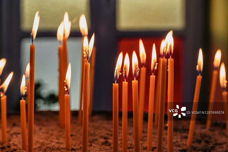 圣尼古拉斯教堂的蜡烛图片素材