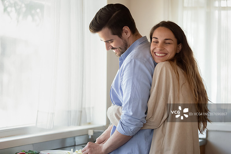 相爱的新婚夫妇在家一起做饭图片素材