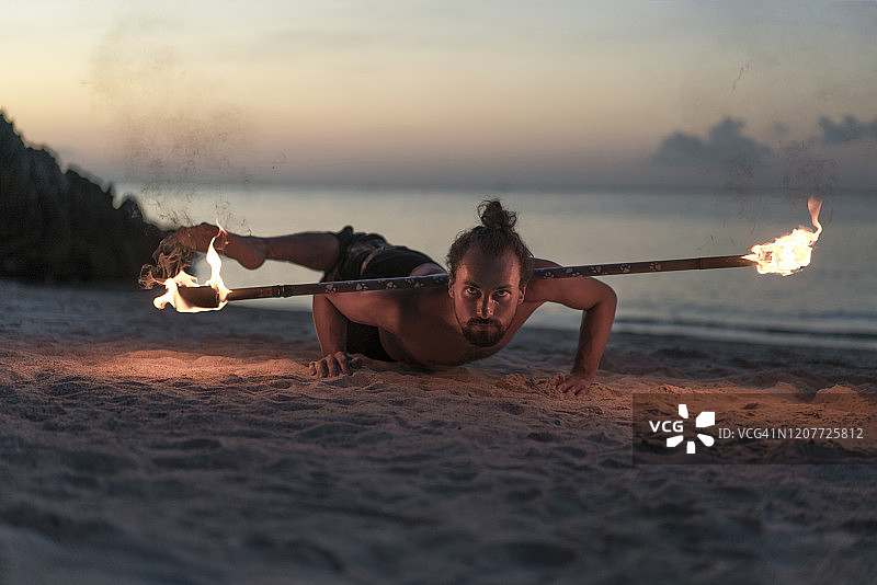 火焰杂技演员图片素材