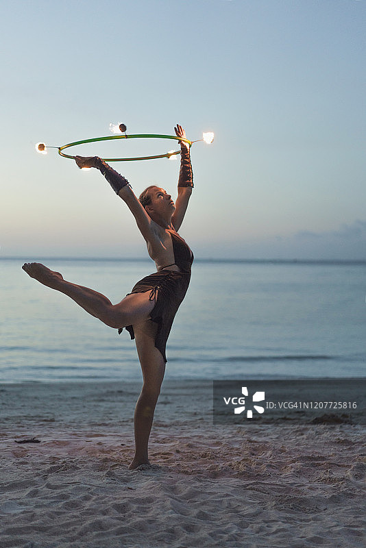 火焰芭蕾舞演员图片素材