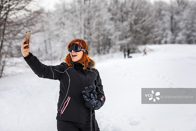 女滑雪者自拍图片素材