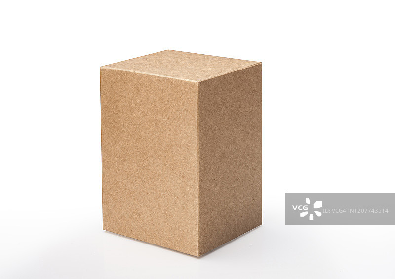 白色背景上的棕色盒子（带裁剪路径）图片素材