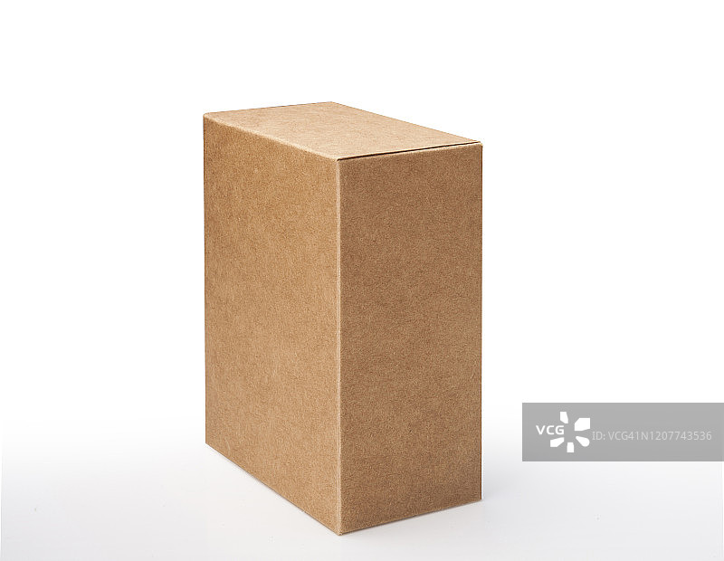 白色背景上的棕色盒子（带裁剪路径）图片素材