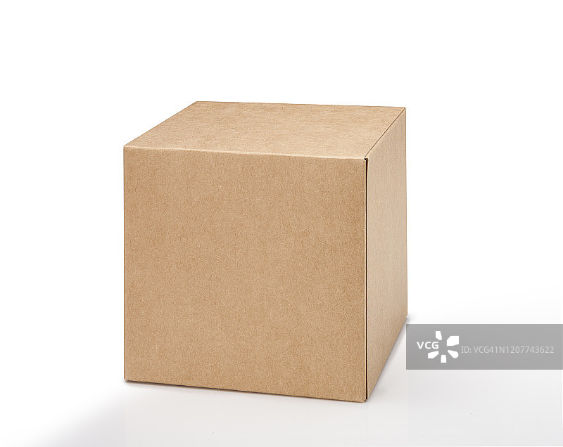 白色背景上的棕色盒子（带裁剪路径）图片素材