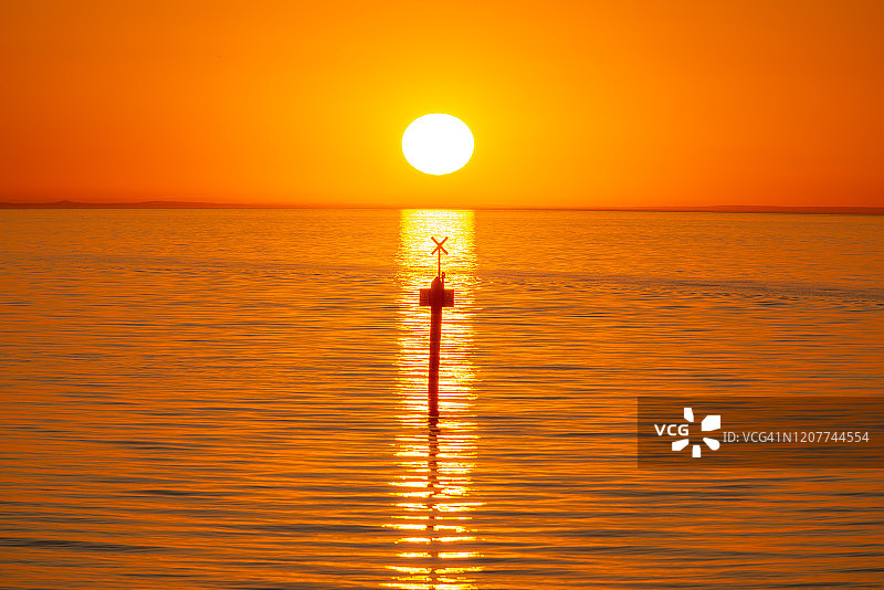 澳大利亚维多利亚州弗兰克斯顿海滩的十字架形状物体与美丽的日落图片素材