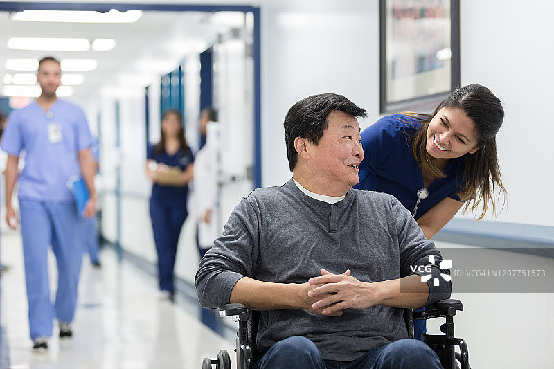 护士与老年男人交谈图片素材