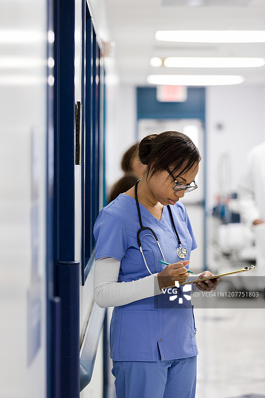女护士检查病历图片素材