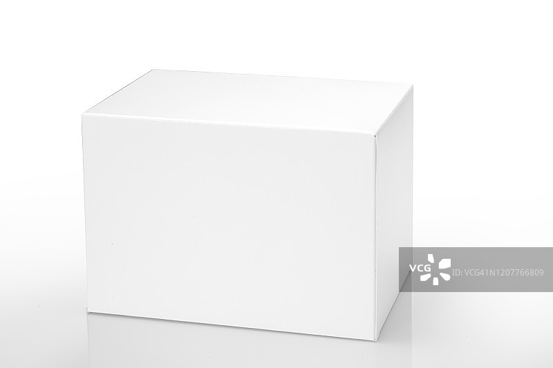 白色背景上的棕色盒子（带裁剪路径）图片素材