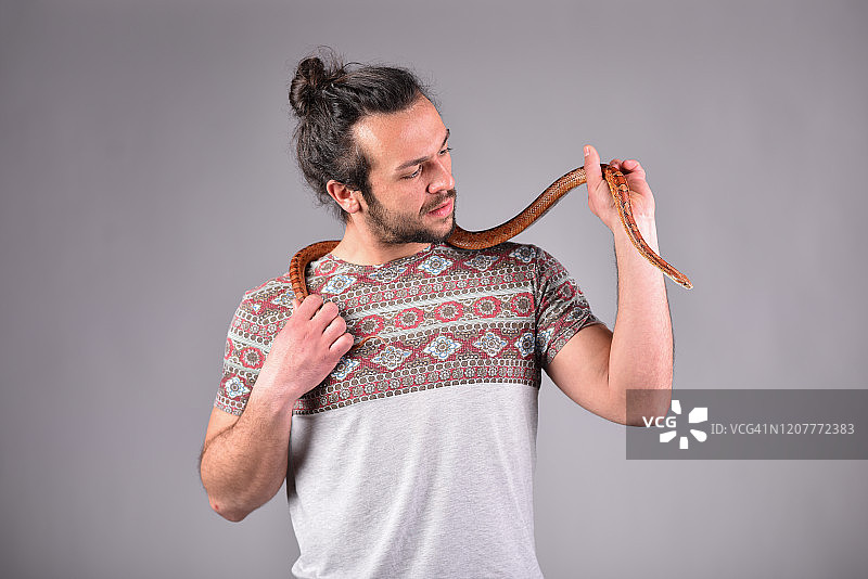 脖子上的宠物蛇图片素材