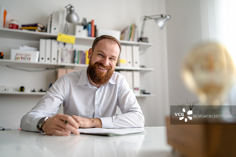 年轻商人签署文件图片素材
