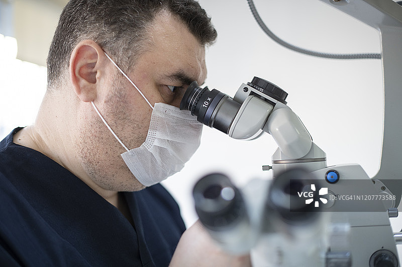 医生使用手术显微镜图片素材