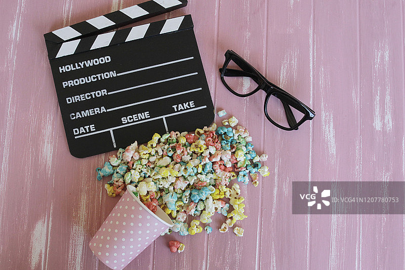 电影制作人的场记板、眼镜和爆米花电影概念图片素材