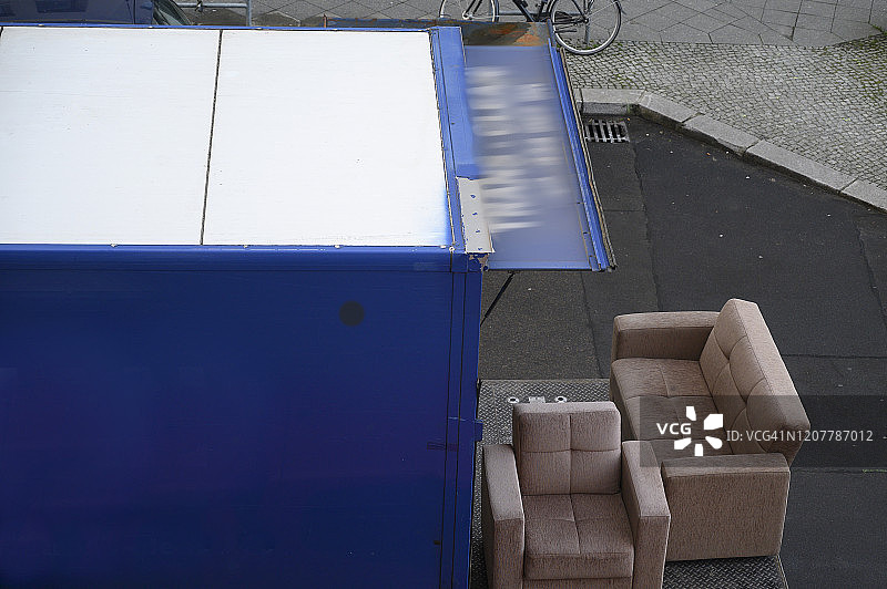 德国柏林搬家卡车上的沙发图片素材