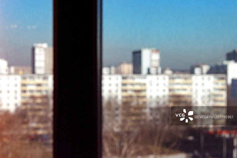 透过窗户看到的莫斯科居民区建筑，春日阳光明媚图片素材
